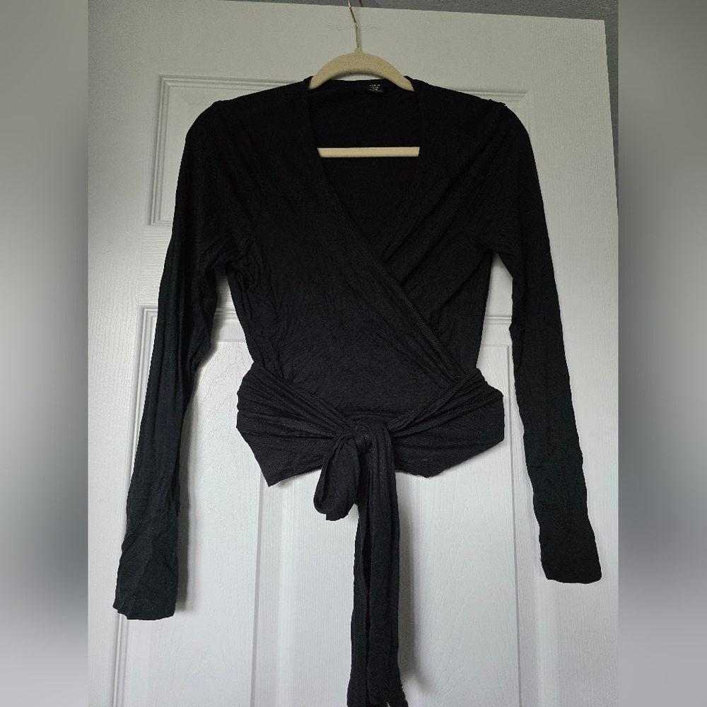 SHEIN Black Tie-Front Crop Top